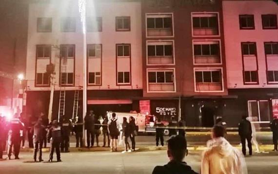 Huéspedes quedan atrapados en medio de incendio en hotel