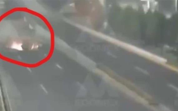 Auto cae volando de un puente; mueren 2 personas