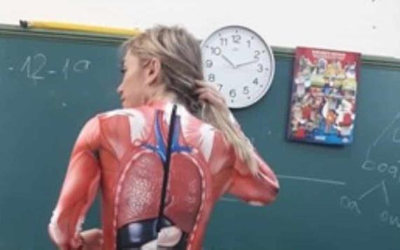 Maestra se quita la ropa para enseñar anatomía