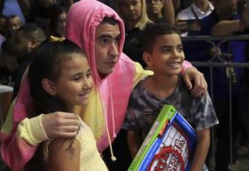 Entrega Bad Bunny juguetes a niños de Puerto Rico