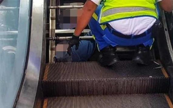 Hombre muere prensado en escaleras eléctricas de plaza comercial