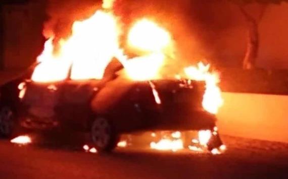 Autos incendiados y mantas con amenazas es el saldo de la noche del 30 de diciembre
