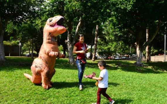 Madre se viste de dinosaurio y sorprende a su niño en Día de Reyes