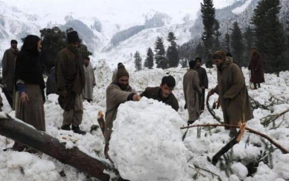 Al menos 71 muertos por avalanchas y nevadas en Cachemira