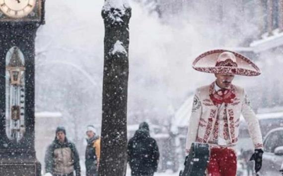 Se viraliza foto de mariachi caminando en la nieve