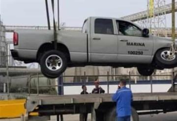 Elementos de la Marina caen al agua dentro de camioneta