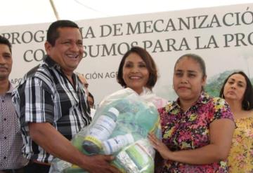 Entregan apoyos para producir maíz en Comalcalco