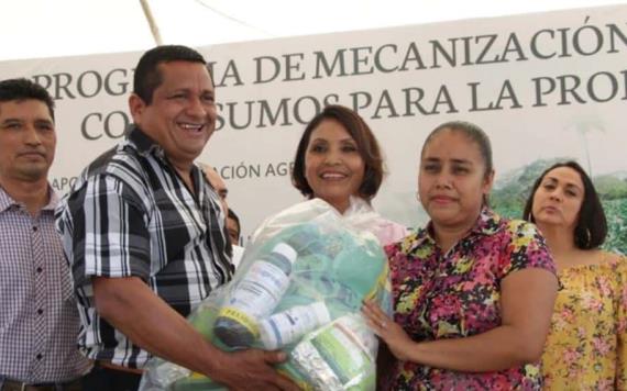 Entregan apoyos para producir maíz en Comalcalco