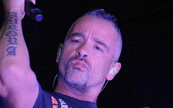 Eros Ramazzotti le da un codazo a fan en Ciudad de México