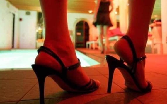 Un hombre prostituyó a compañeras  de su hija durante años