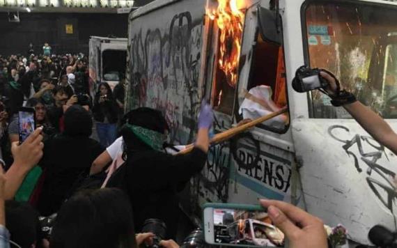 Feministas queman camión de La prensa y cachitos de lotería