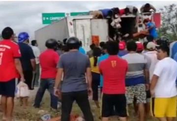 Rapiñan camión con pan tras volcadura en Campeche