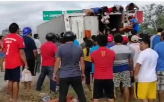 Rapiñan camión con pan tras volcadura en Campeche