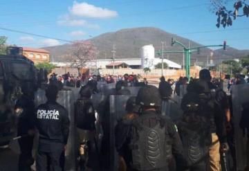 Segob condena la agresión a padres de los 43 normalistas en Chiapas