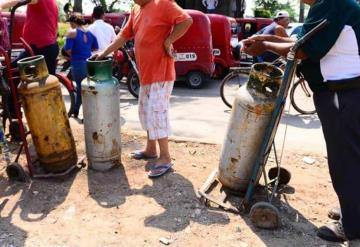 Trasladan gas en tanques oxidados; son una bomba de tiempo