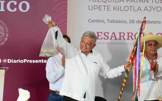 Visita Andrés Manuel López Obrador Tamulté de las Sabanas, le regalan ejemplares de pejelagartos
