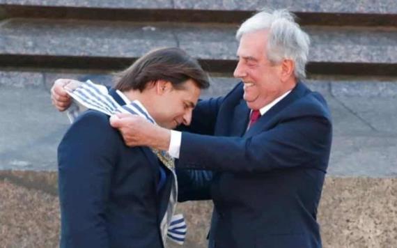 Recibe banda presidencial nuevo mandatario de Uruguay