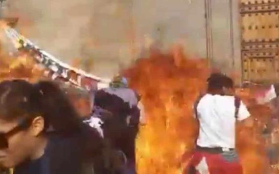 Lanzan bomba molotov en Palacio Nacional; provoca lesiones a fotógrafa de El Universal