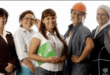 Mujeres trabajan 10% más que los hombres y ganan 28% menos