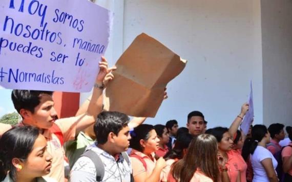 Se reúnen autoridades con estudiantes de la normal, tras manifestación por alumna abusada