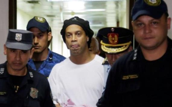 Compiten equipos de presos por fichar a Ronaldinho