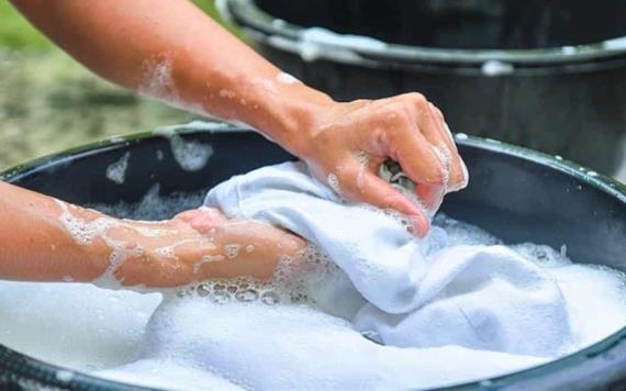 ¿Cómo limpiar y desinfectar de COVID-19 ropa, toallas y ropa de cama?