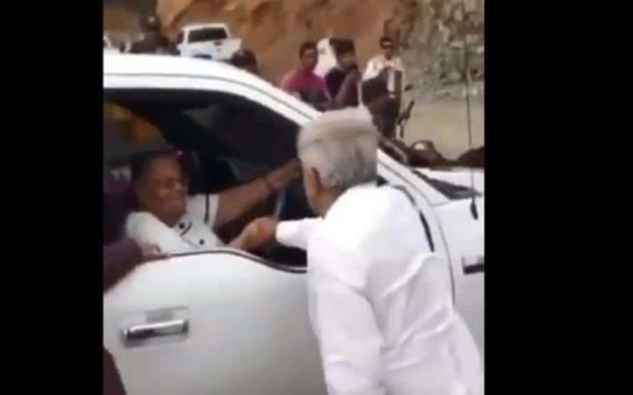 Saluda AMLO a la madre de Joaquín El Chapo Guzmán en Sinaloa