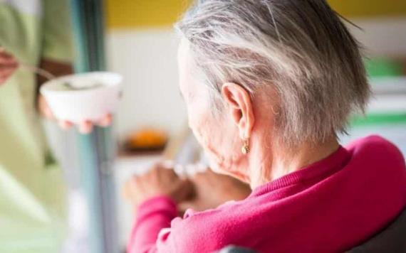 Mujer de 90 años ofrece su respirador a otra persona y muere por coronavirus