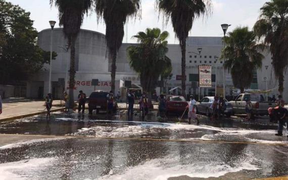Limpian y desinfectan Hospital de Comalcalco y otros lugares públicos