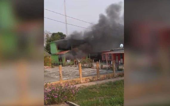 Corto circuito ocasiona fuerte incendio en casas de Comalcalco