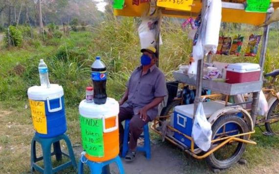Vende panuchos y pozol en su triciclo en Jonuta; la pandemia no lo ha detenido