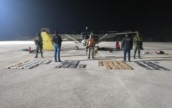 Encuentran 154 paquetes de cocaína en las alas de una aeronave en Chiapas