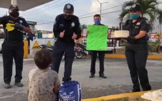 Policías realizan festejo del Día del Niño a pequeño que vendía cubrebocas en la calle