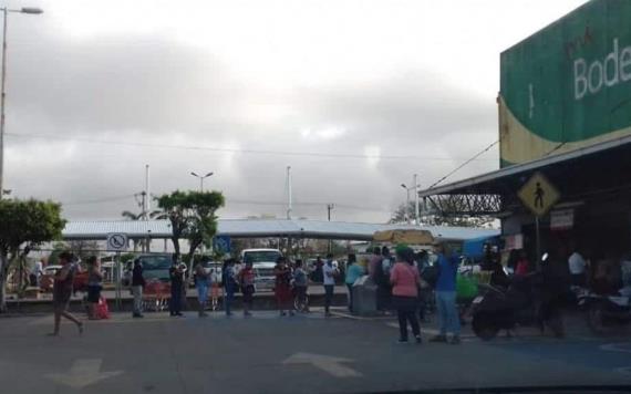 Abarrotan supermercados en Teapa ante el cierre comercial este fin de semana 