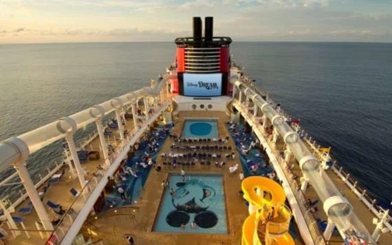 Desembarca crucero Disney Fantasy en Cozumel; 68 tripulantes mexicanos bajaron