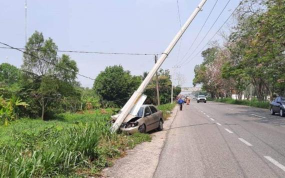 Auto compacto se estrella contra un poste sobre la carretera Cárdenas Villahermosa