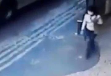 VIDEO: Llanta sale disparada e impacta fuertemente en una mujer