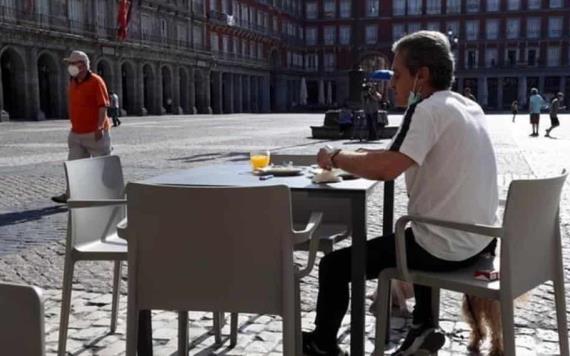 Reabren bares y restaurantes en España, tras disminución de muertes por COVID-19