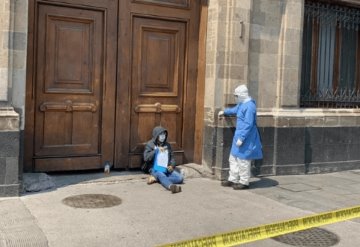 Hombre con supuesto coronavirus se manifiesta afuera de Palacio Nacional