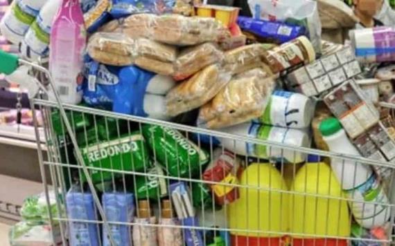 Ciudadanos abarrotan supermercados ante cierre de comercios
