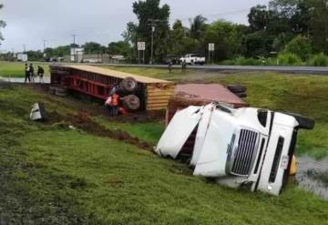 Trailero se duerme y termina volcado fuera de la carretera; evitan rapiña