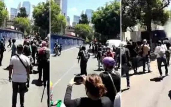 VIDEO: Manifestación se sale de control, encapuchados vandalizan embajada de EU