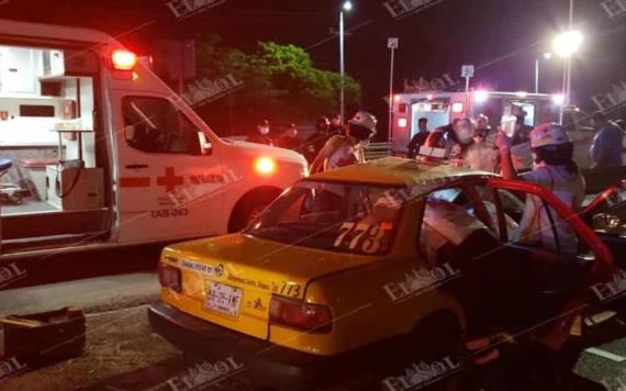 VIDEO: Taxista pierde el control y se incrusta en puente en Ruiz Cortines