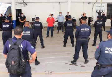 Policías de Comalcalco reciben apoyo económico para la remodelación de sus viviendas