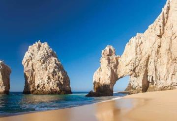 Cierran playa de Los Cabos por presencia de tiburones