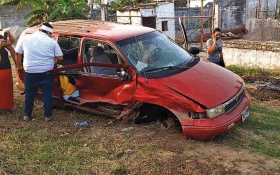 Mujer invade carril y choca contra un trailer