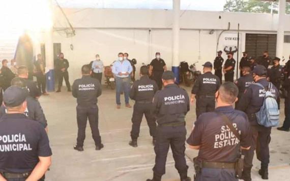 Policías reciben bono para útiles escolares