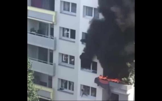 VIDEO: Menores de edad saltan desde tercer piso de un edificio para salvar sus vidas