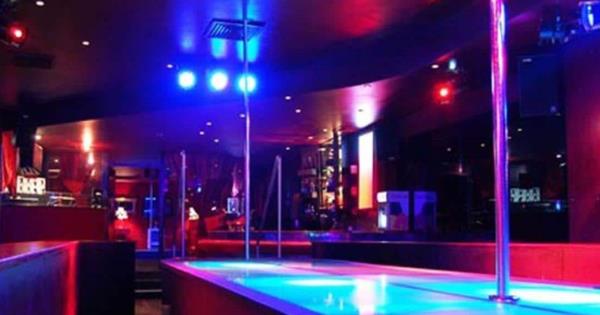 Club nocturno ofrece bailes privados por Zoom y se les va el Internet