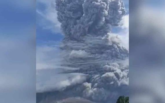 Volcán Sinabung entra en erupción y expulsa enorme columna de ceniza